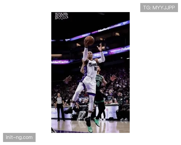 特写时刻：季后赛席位关键战，德罗赞在侧翼命中高难度后仰跳投后怒吼。